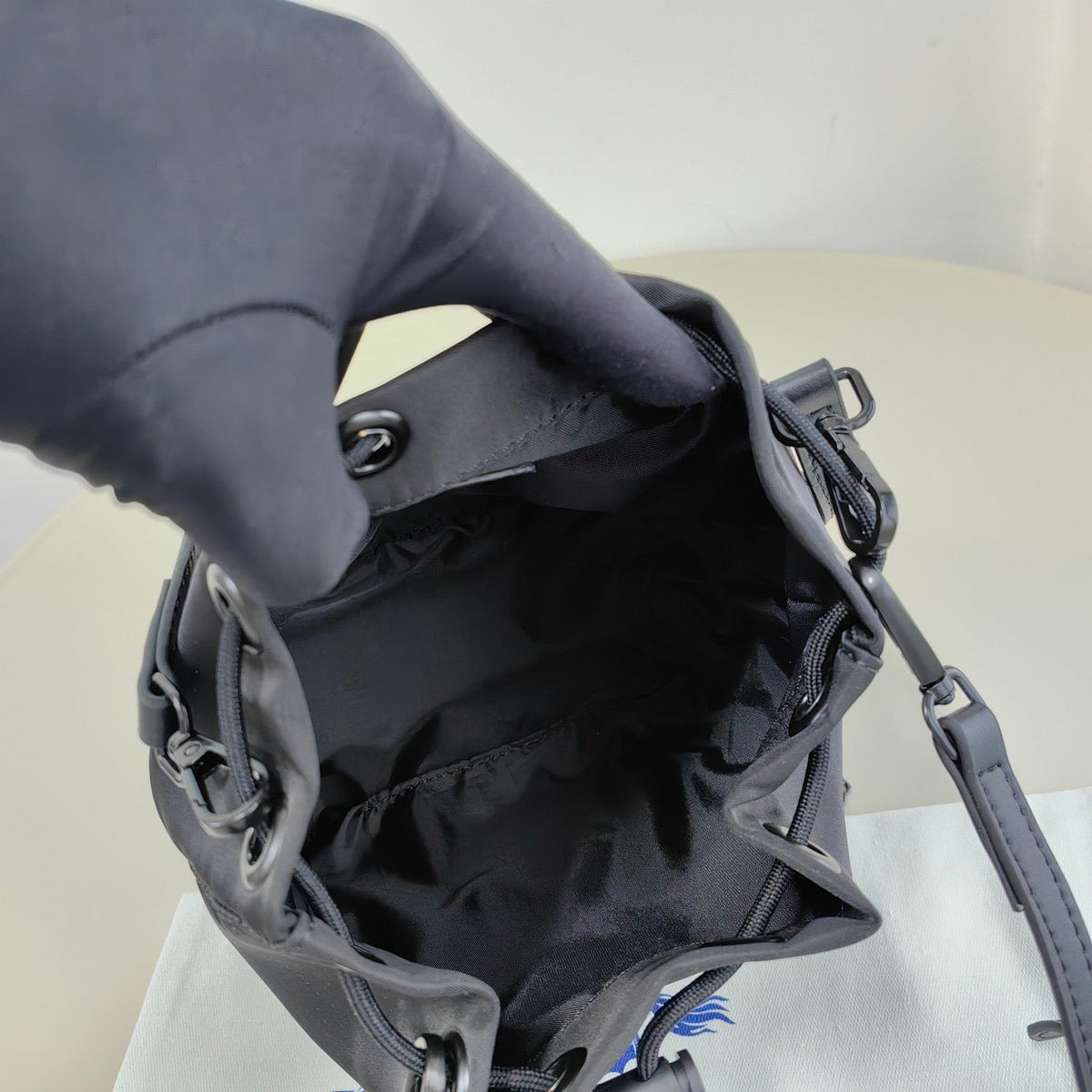 Schwarze Beuteltasche