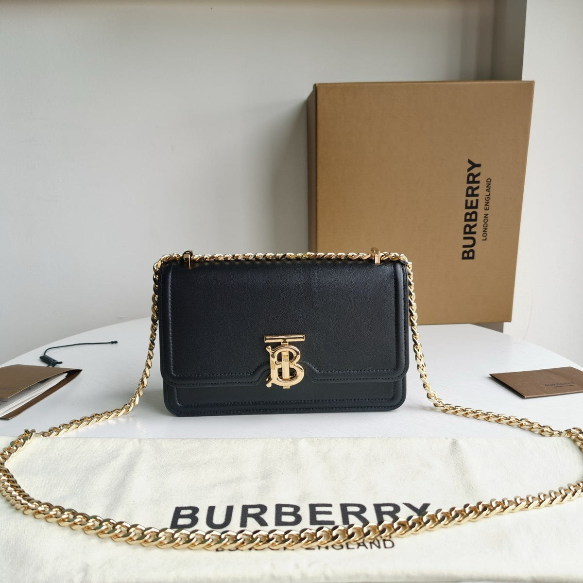 Schultertasche in Schwarz-Weiß
