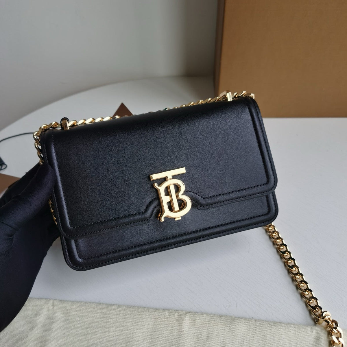 Schultertasche in Schwarz-Weiß