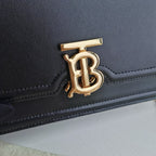 Schultertasche in Schwarz-Weiß