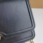 Schultertasche in Schwarz-Weiß
