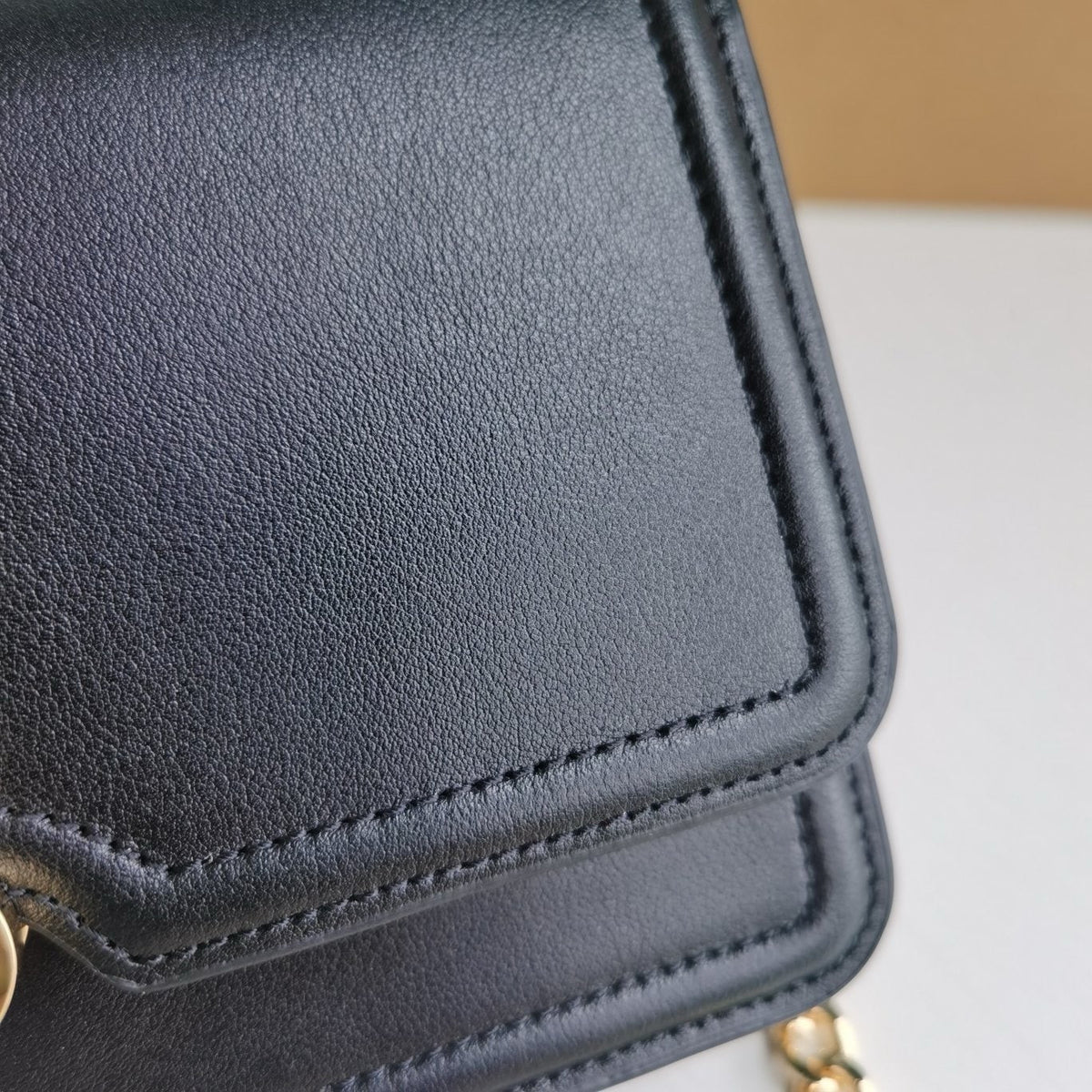 Schultertasche in Schwarz-Weiß