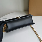 Schultertasche in Schwarz-Weiß