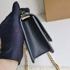 Schultertasche in Schwarz-Weiß