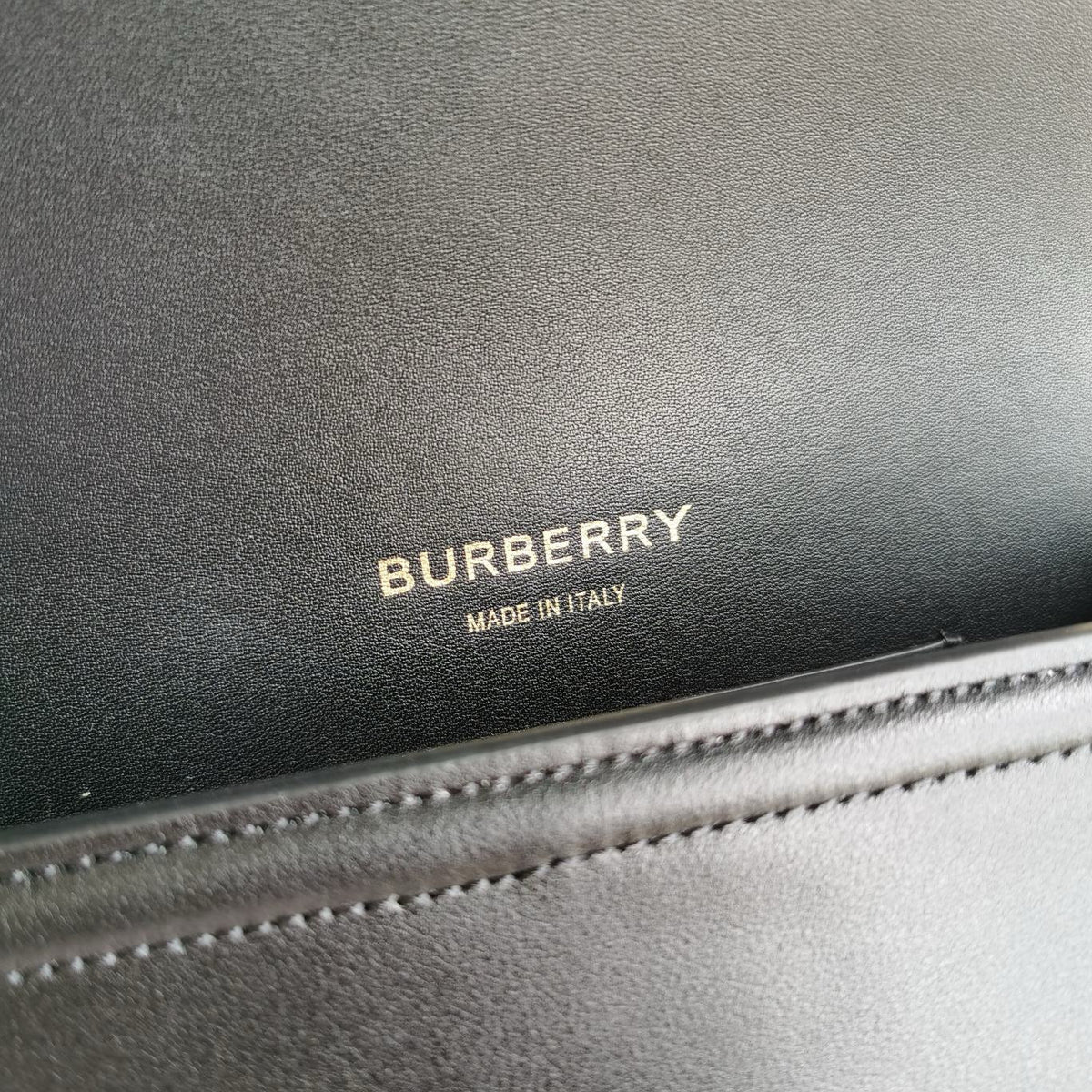 Schultertasche in Schwarz-Weiß