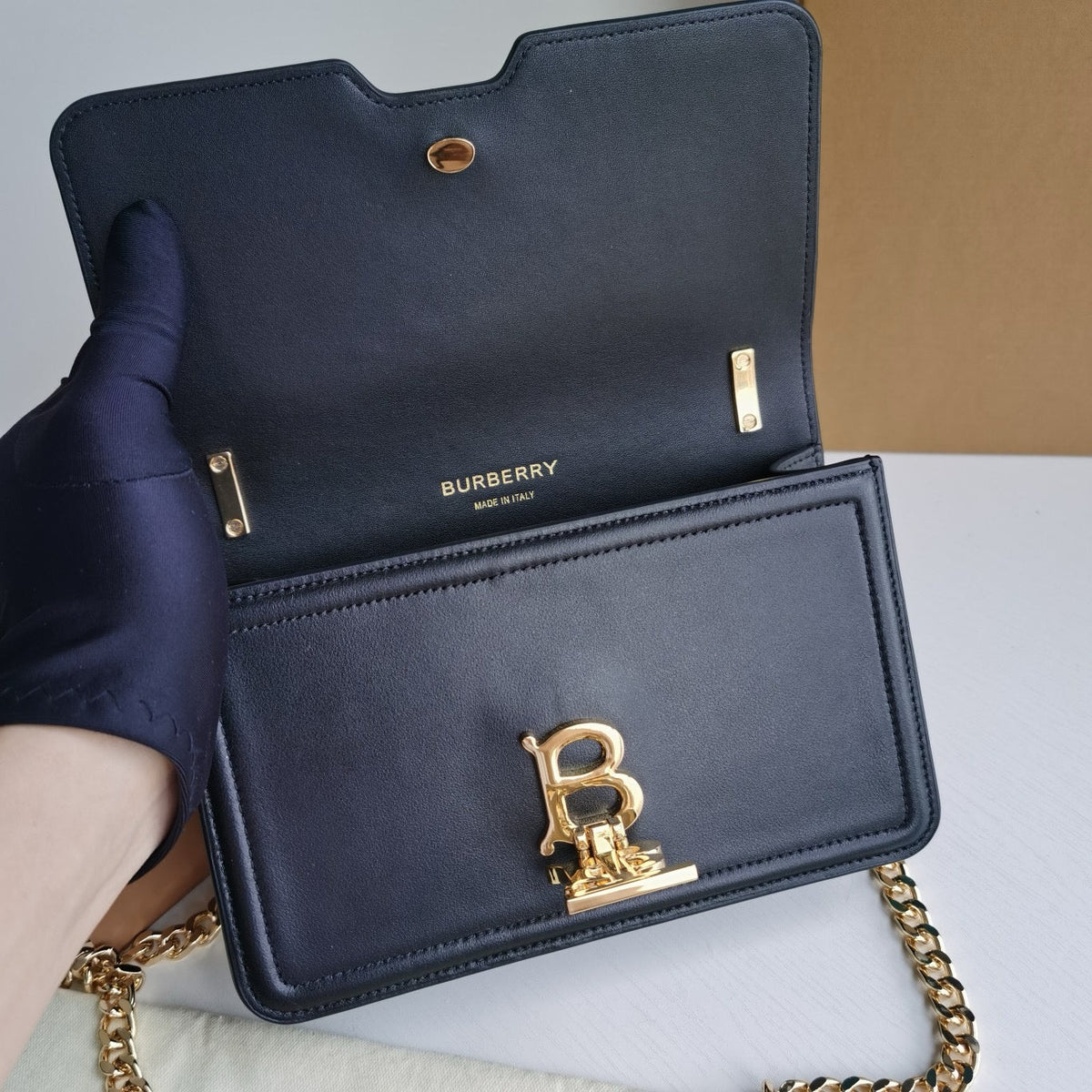 Schultertasche in Schwarz-Weiß