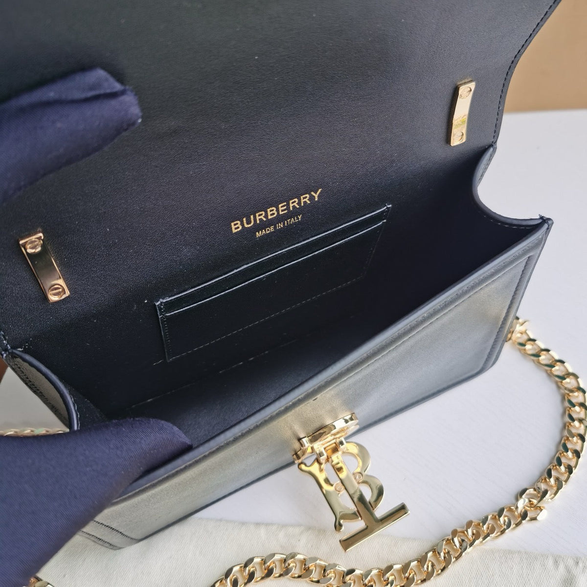 Schultertasche in Schwarz-Weiß