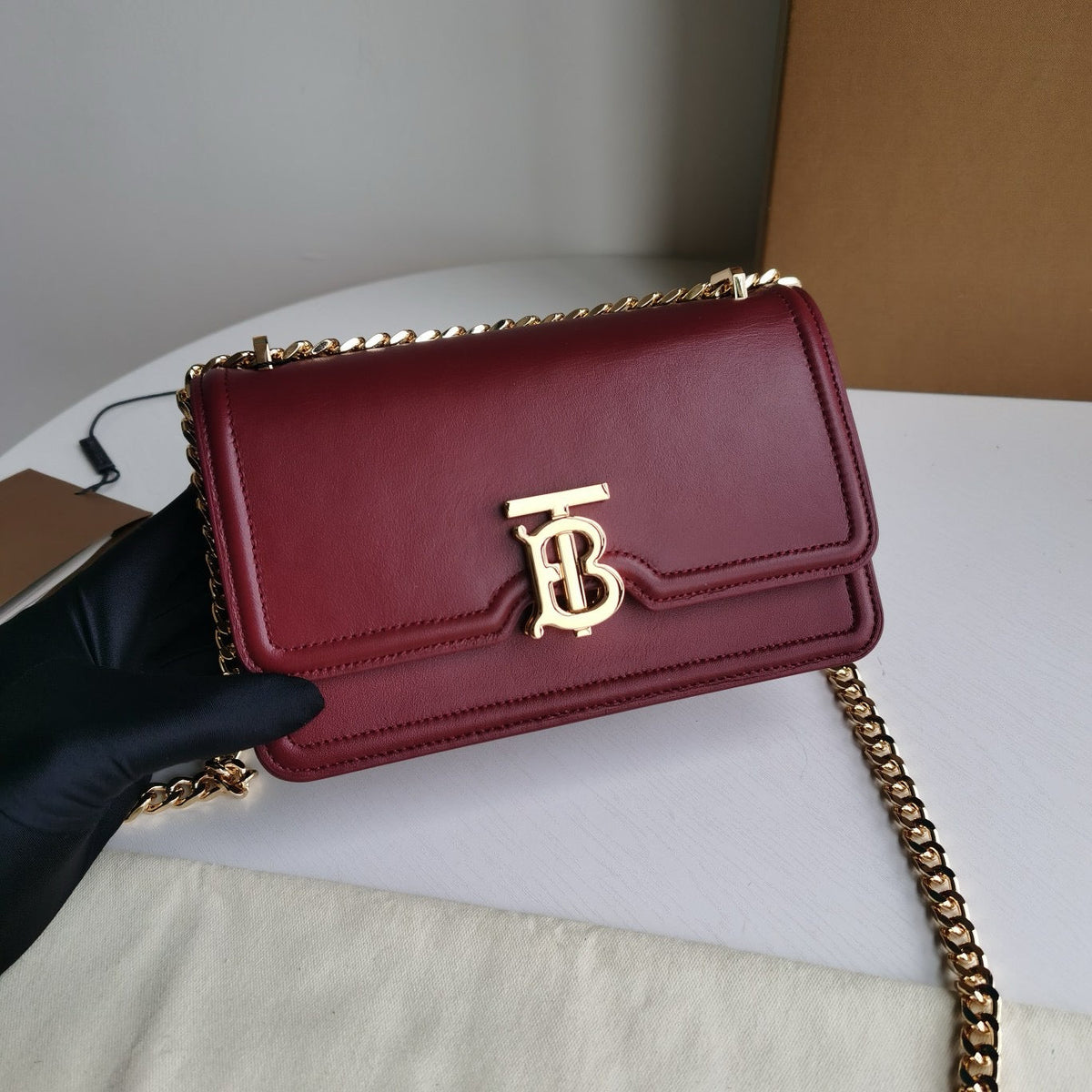 Schultertasche in Schwarz-Weiß