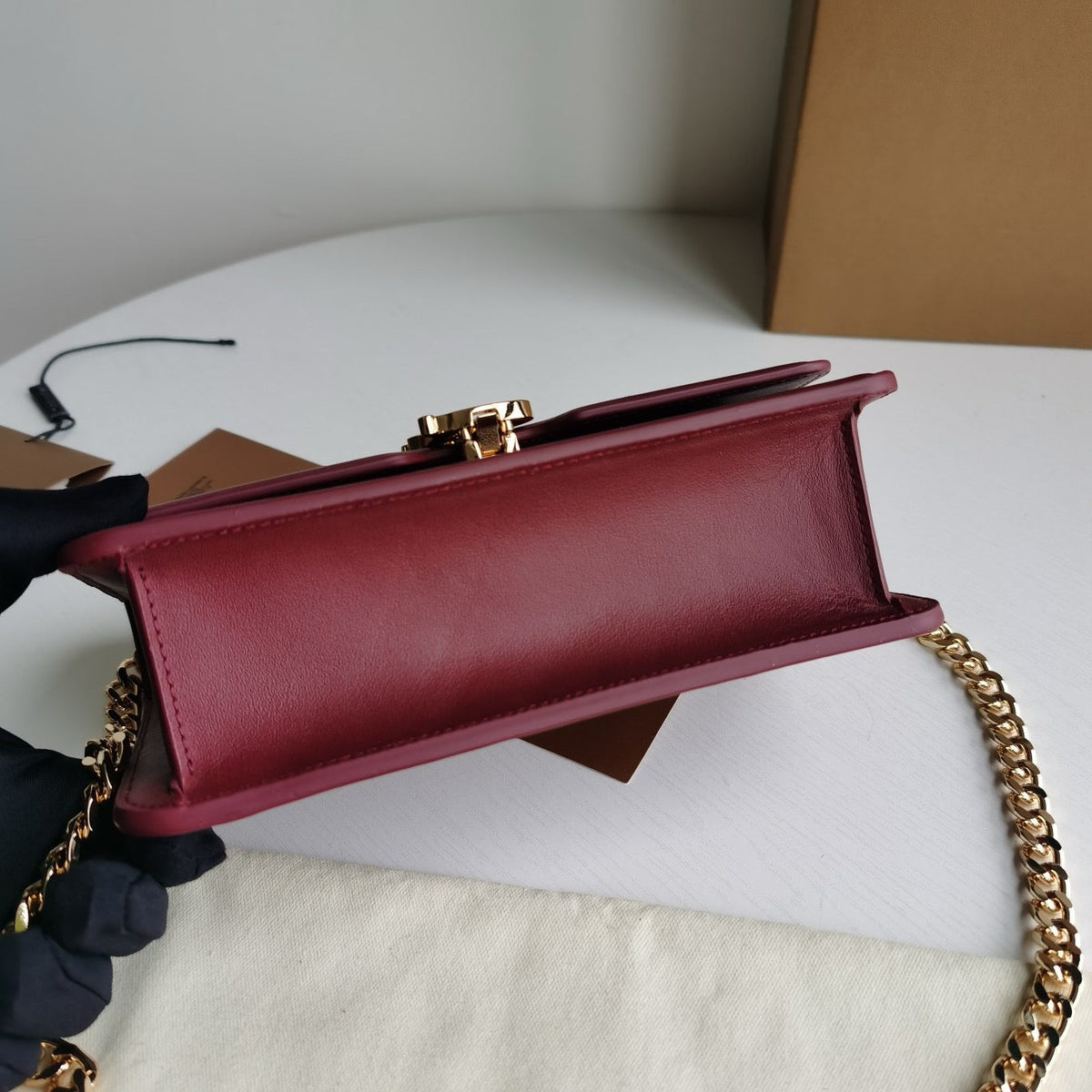 Schultertasche in Schwarz-Weiß