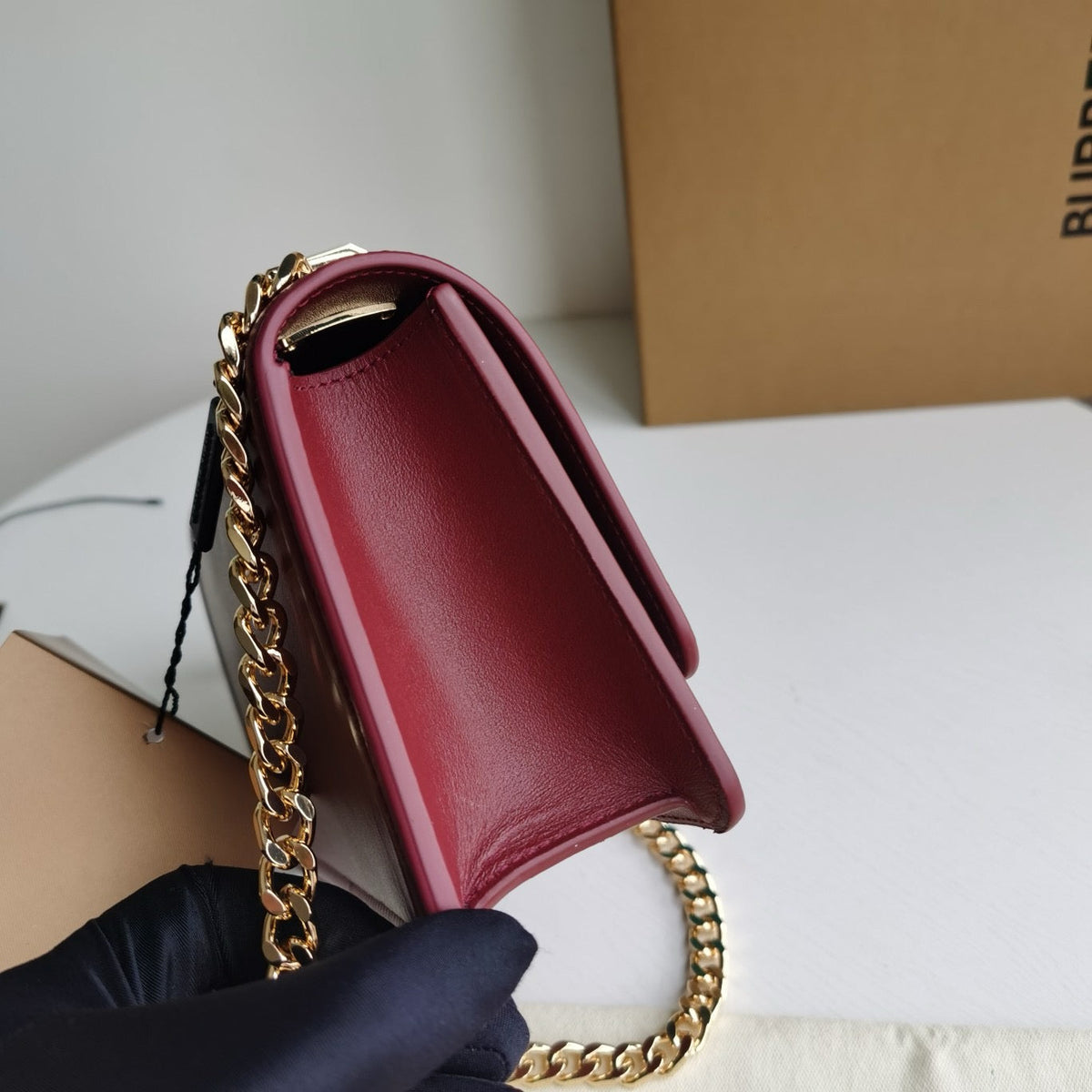 Schultertasche in Schwarz-Weiß