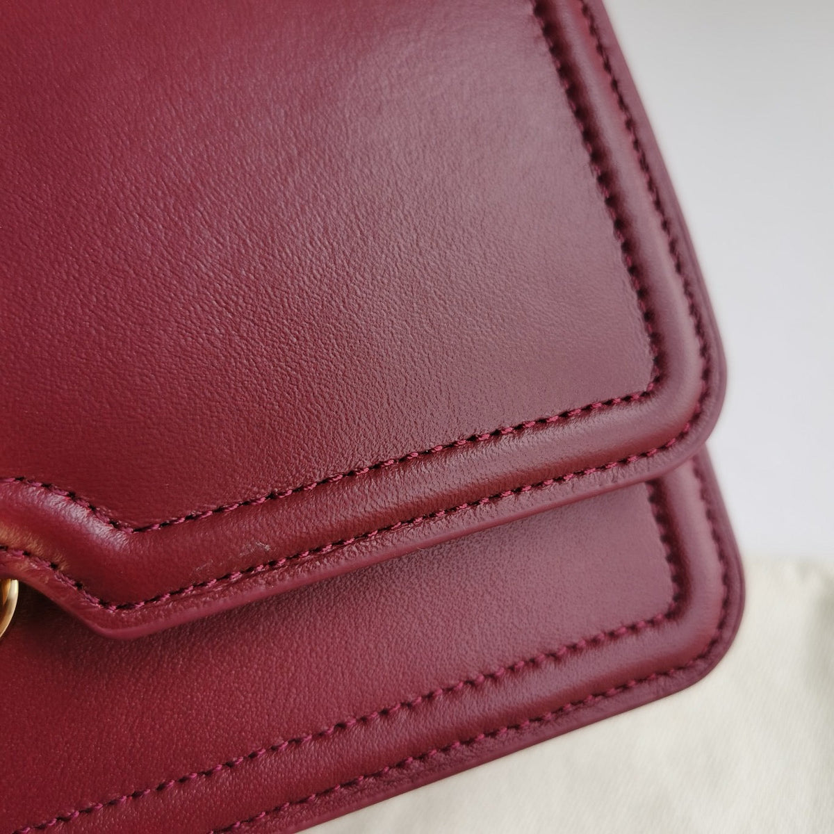 Schultertasche in Schwarz-Weiß