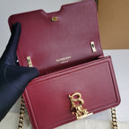Schultertasche in Schwarz-Weiß