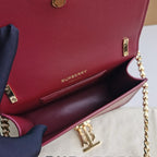 Schultertasche in Schwarz-Weiß