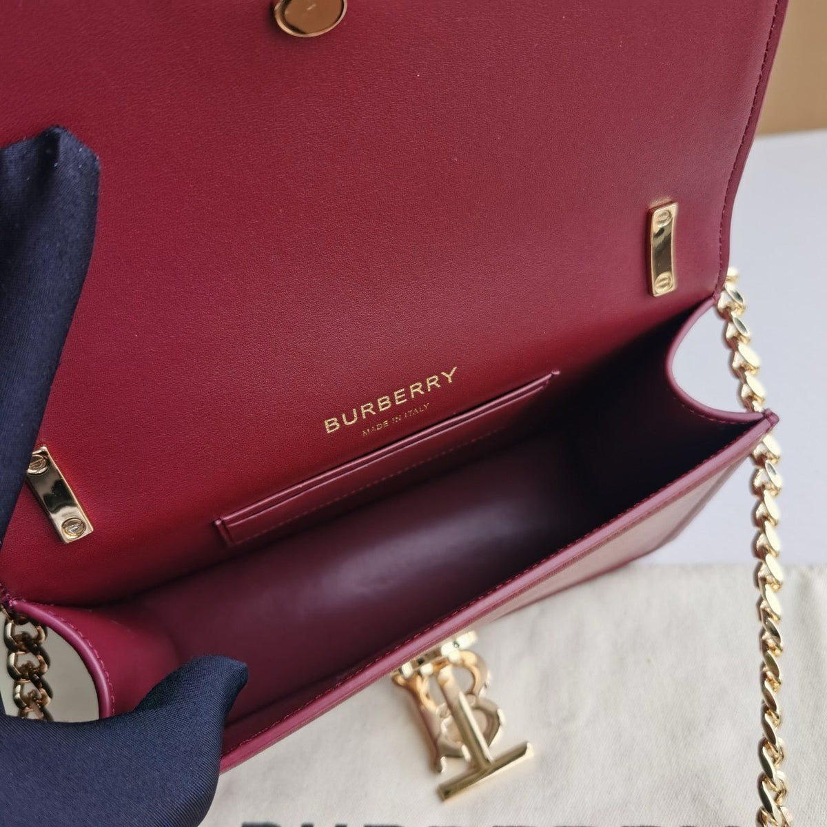 Schultertasche in Schwarz-Weiß