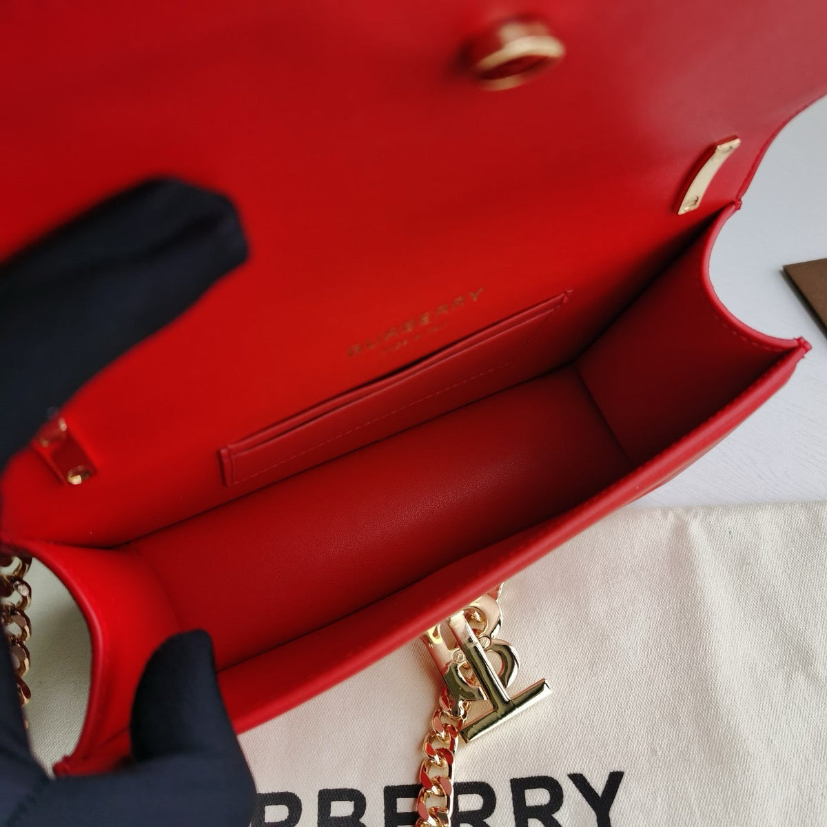 Schultertasche in Schwarz-Weiß
