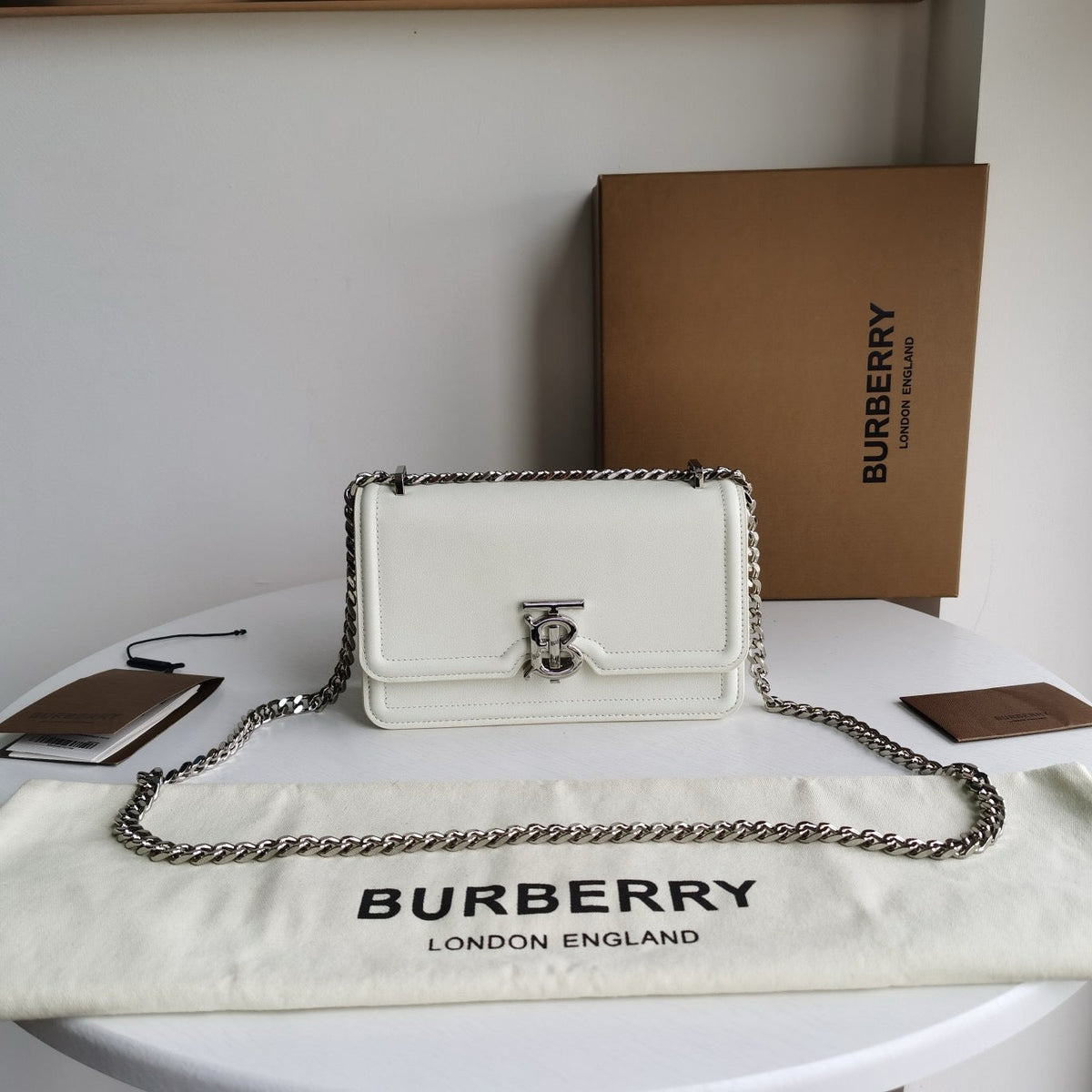 Schultertasche in Schwarz-Weiß