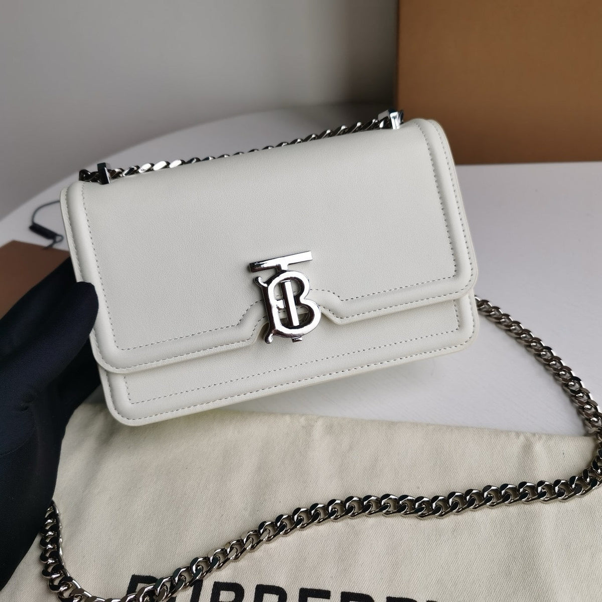 Schultertasche in Schwarz-Weiß