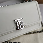 Schultertasche in Schwarz-Weiß