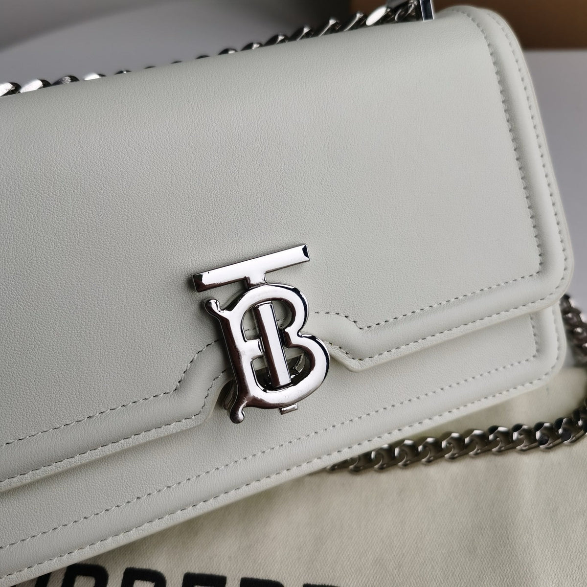 Schultertasche in Schwarz-Weiß