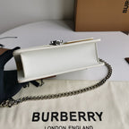 Schultertasche in Schwarz-Weiß