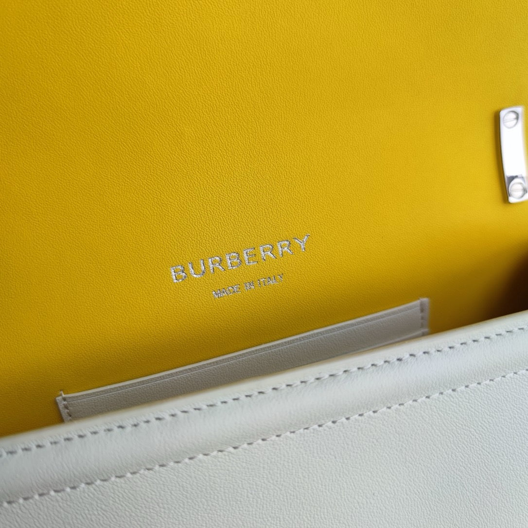 Schultertasche in Schwarz-Weiß