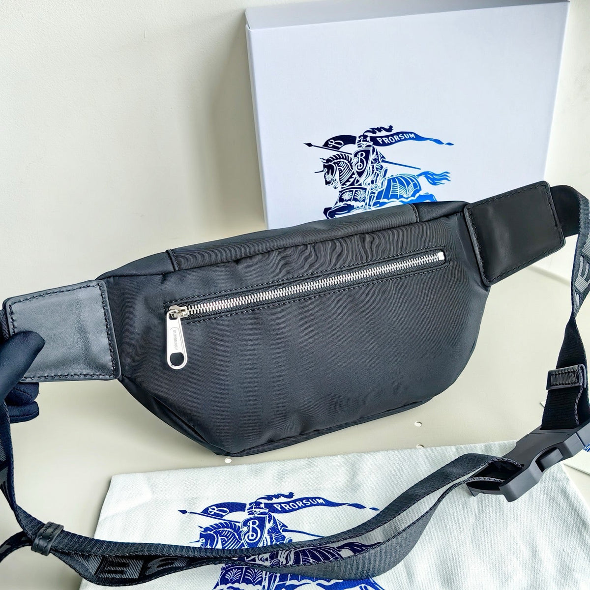 Schwarze Gürteltasche