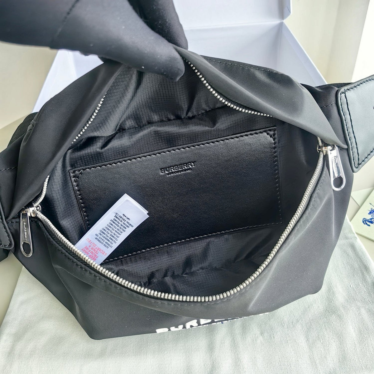 Schwarze Gürteltasche