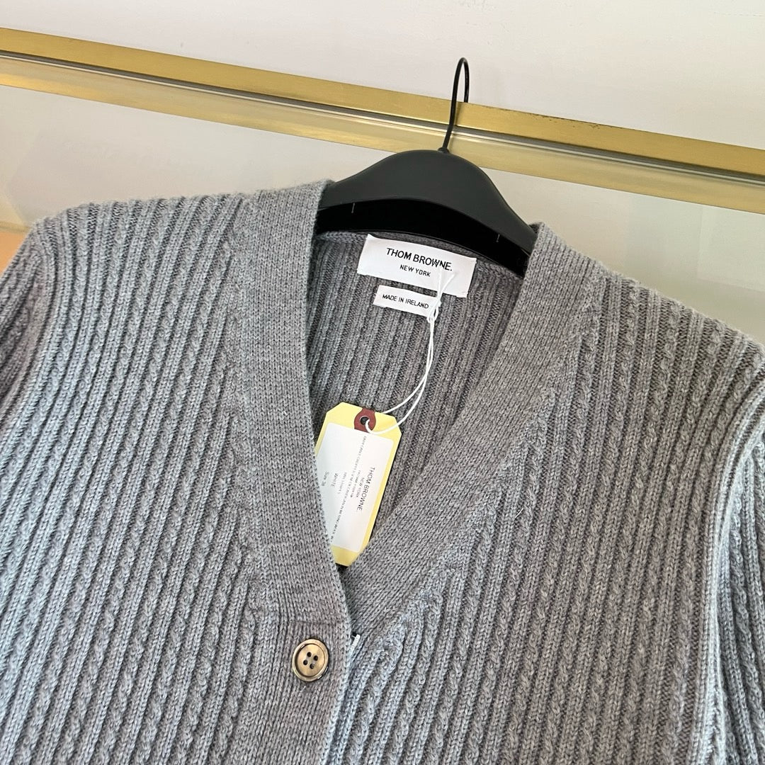 Gerippte Strickjacke aus grauer Wolle – Damen