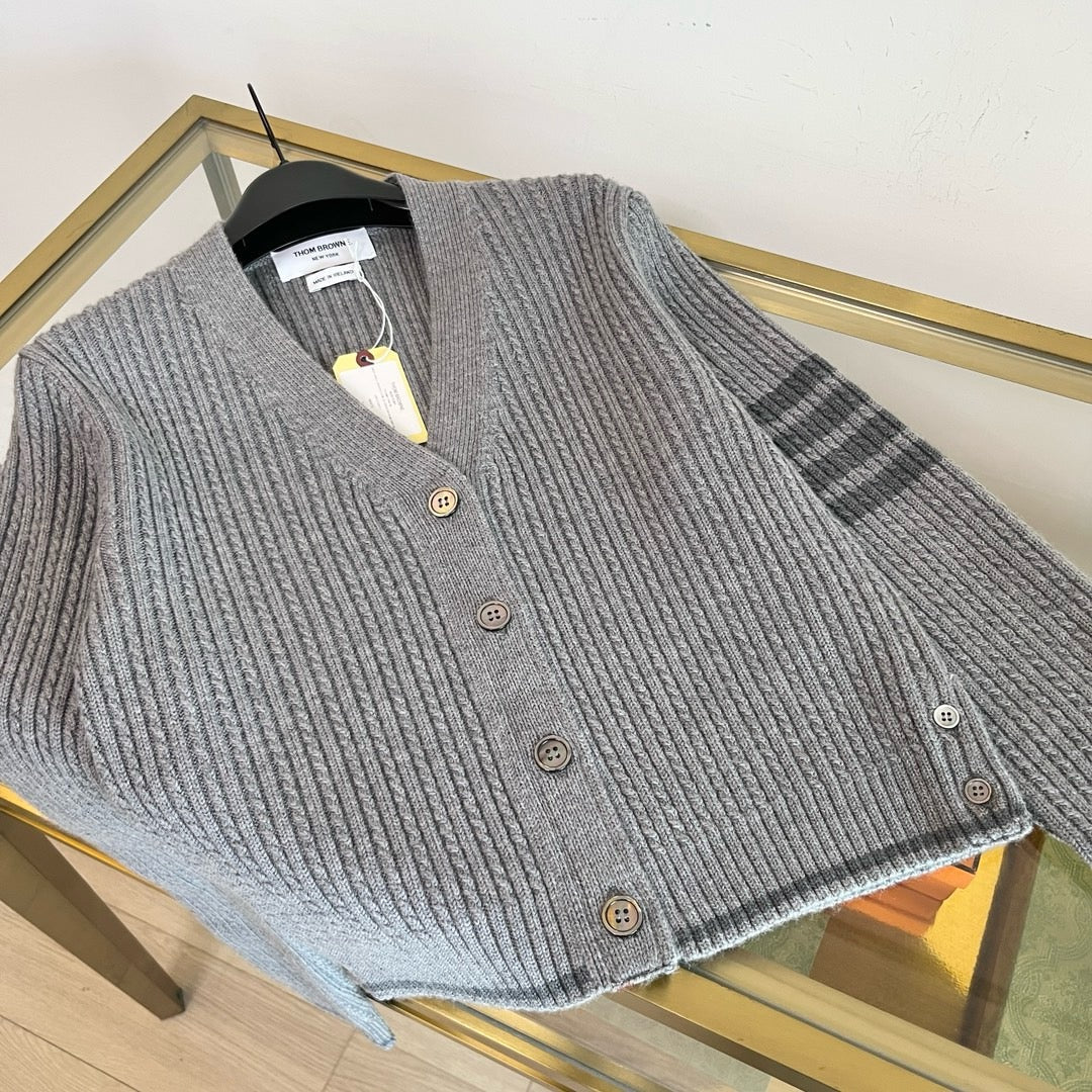 Gerippte Strickjacke aus grauer Wolle – Damen