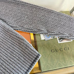 Gerippte Strickjacke aus grauer Wolle – Damen