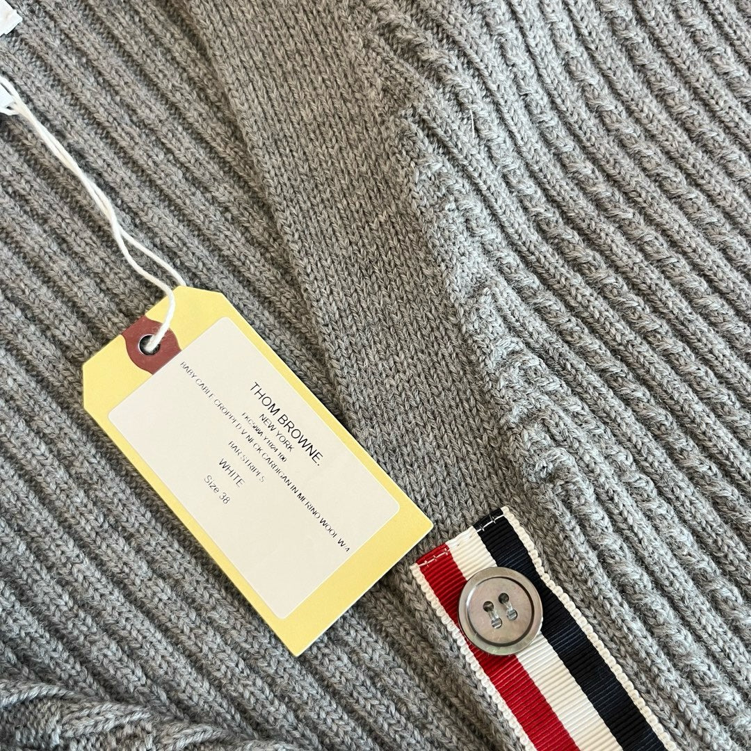 Gerippte Strickjacke aus grauer Wolle – Damen