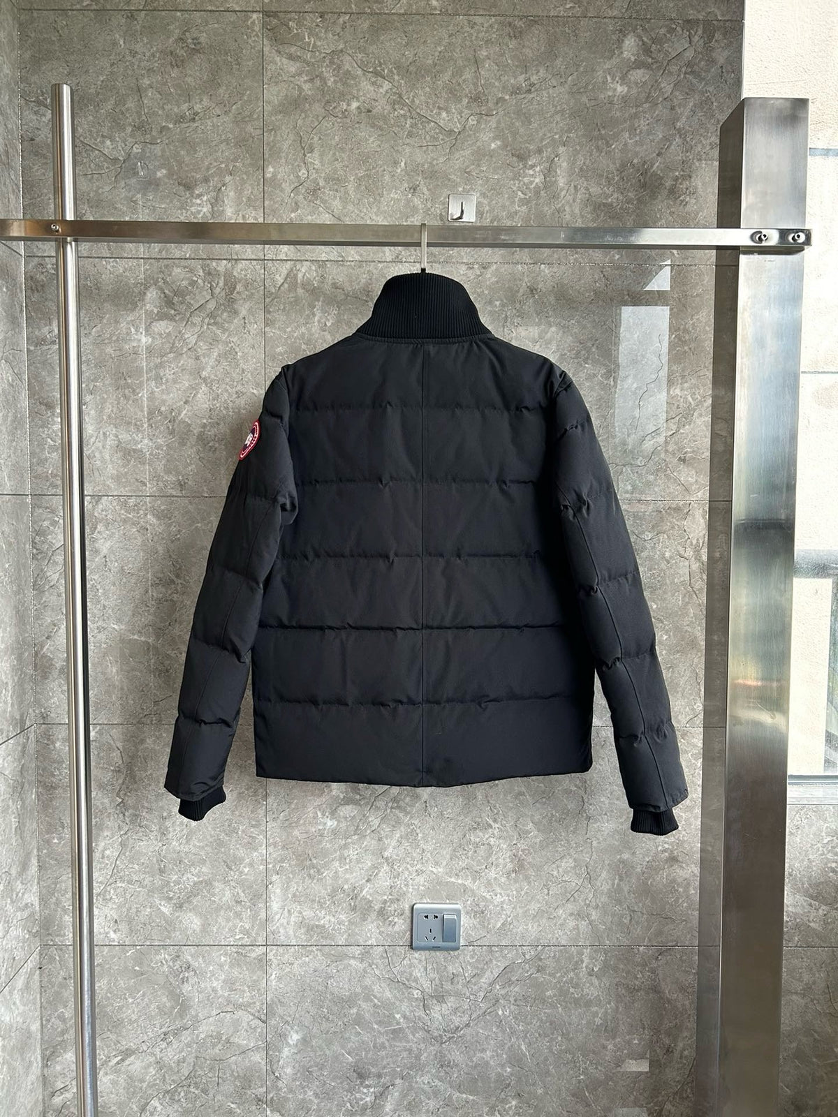 Schwarz-weiße Steppjacke für Herren