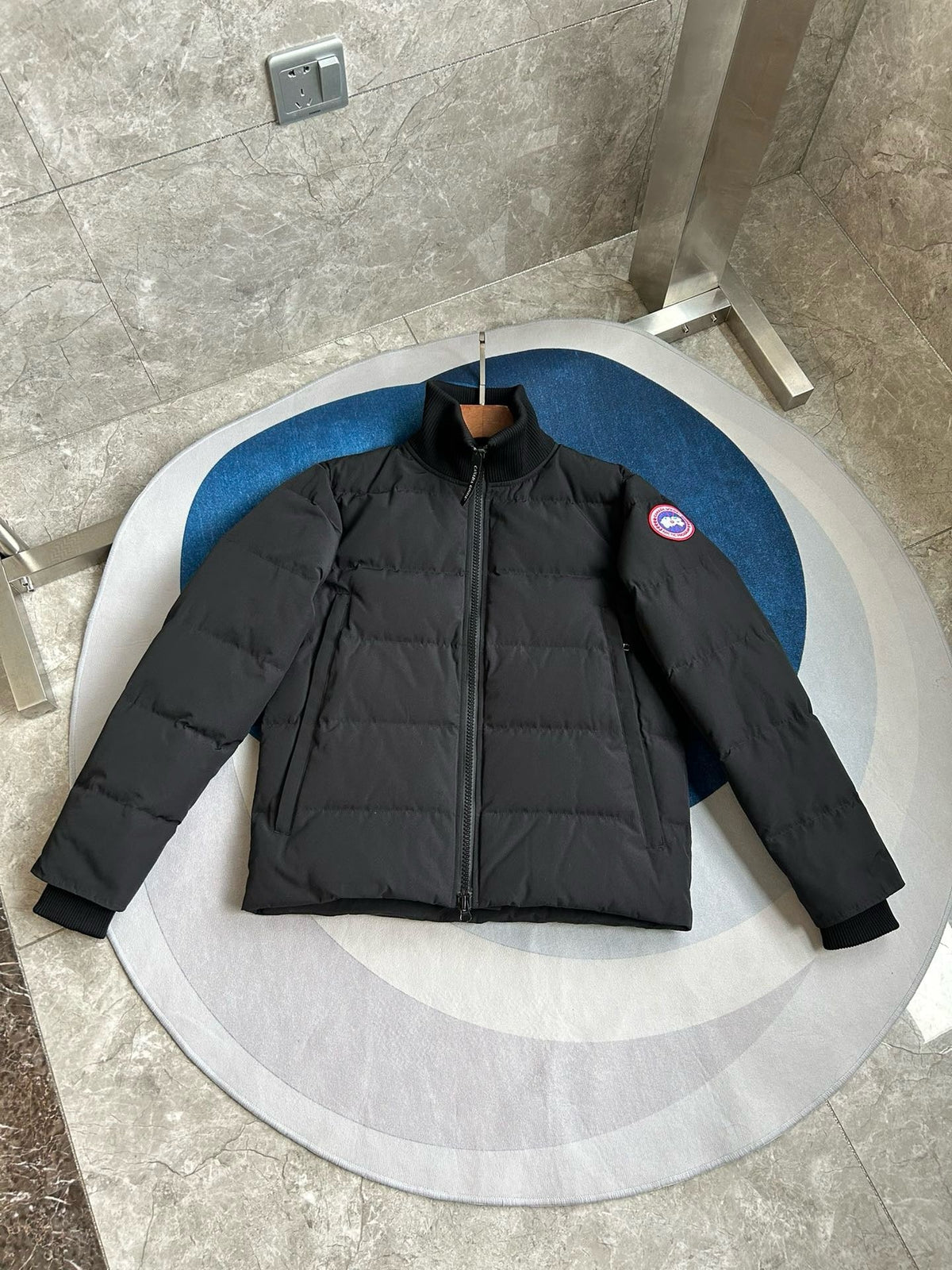 Schwarz-weiße Steppjacke für Herren