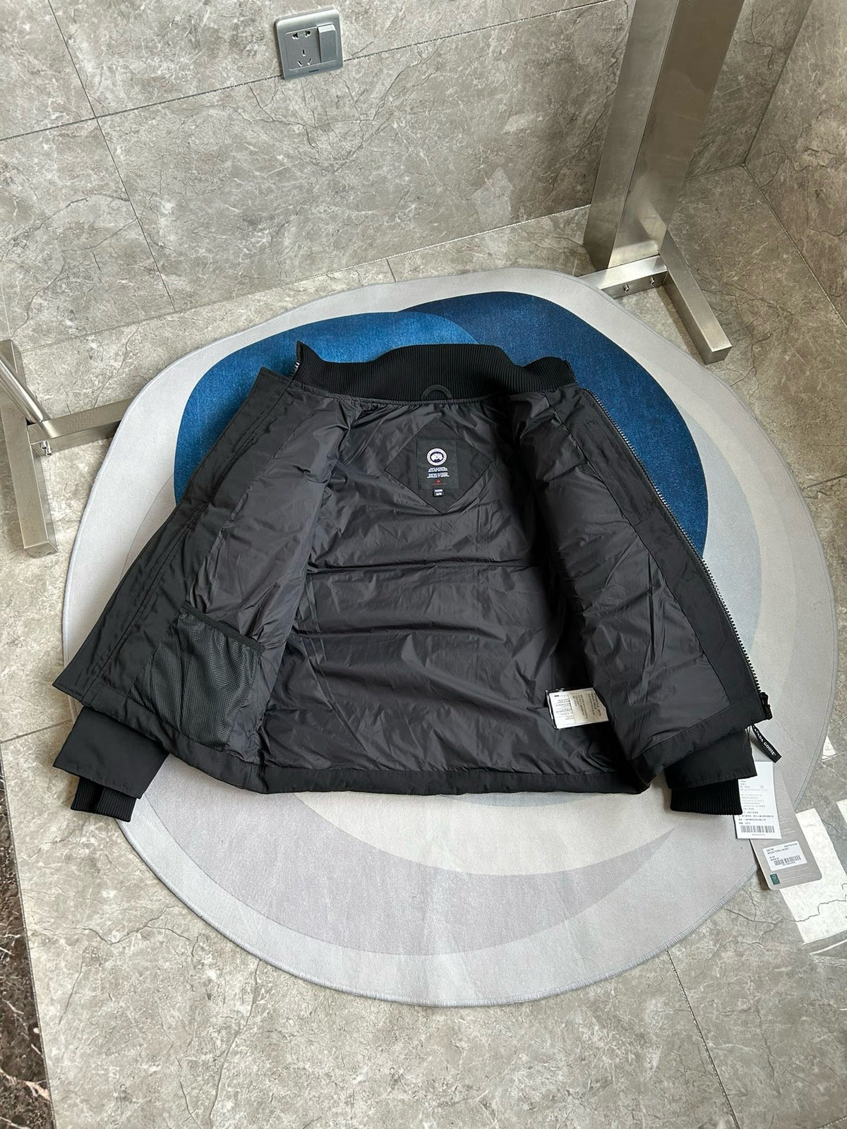Schwarz-weiße Steppjacke für Herren