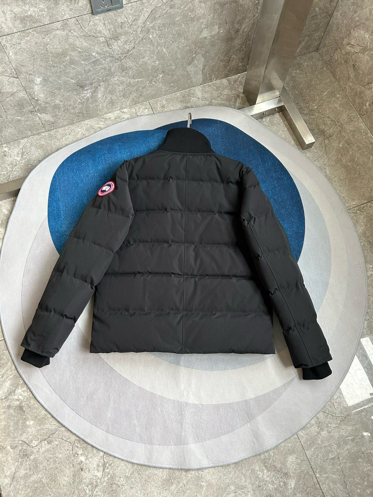 Schwarz-weiße Steppjacke für Herren
