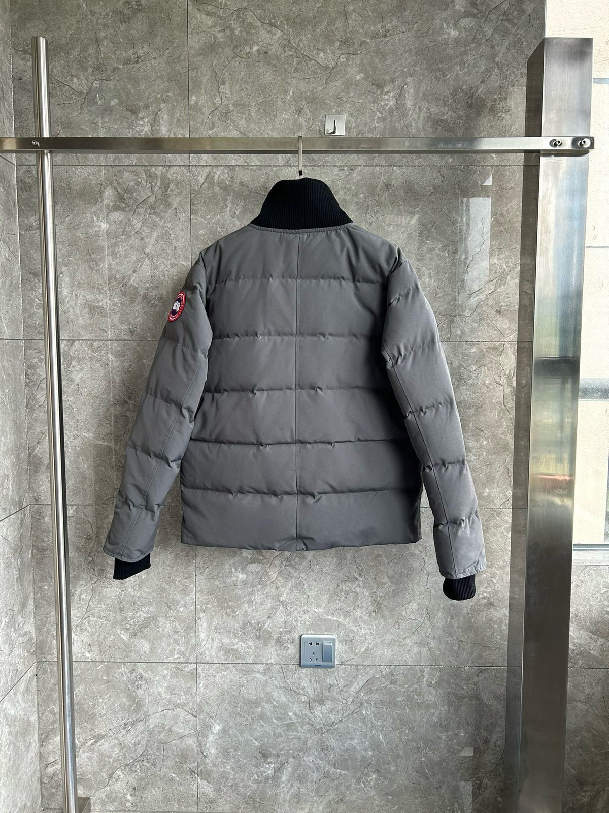 Schwarz-weiße Steppjacke für Herren