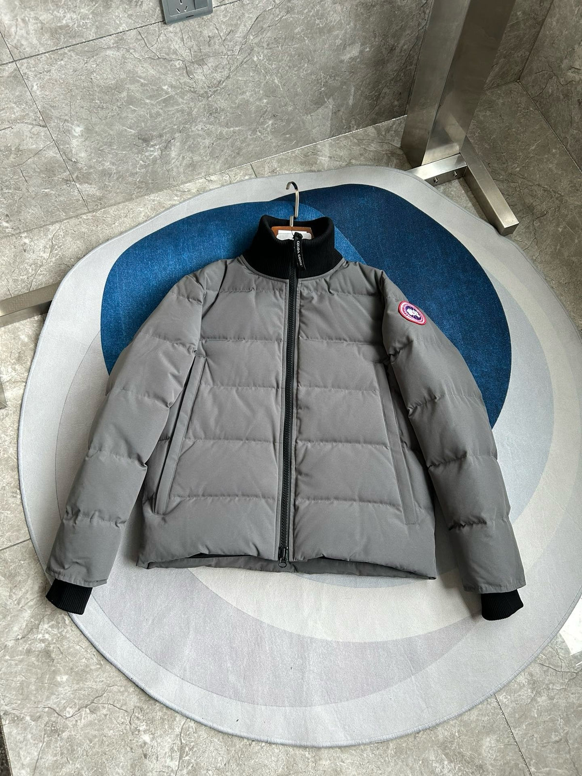 Schwarz-weiße Steppjacke für Herren
