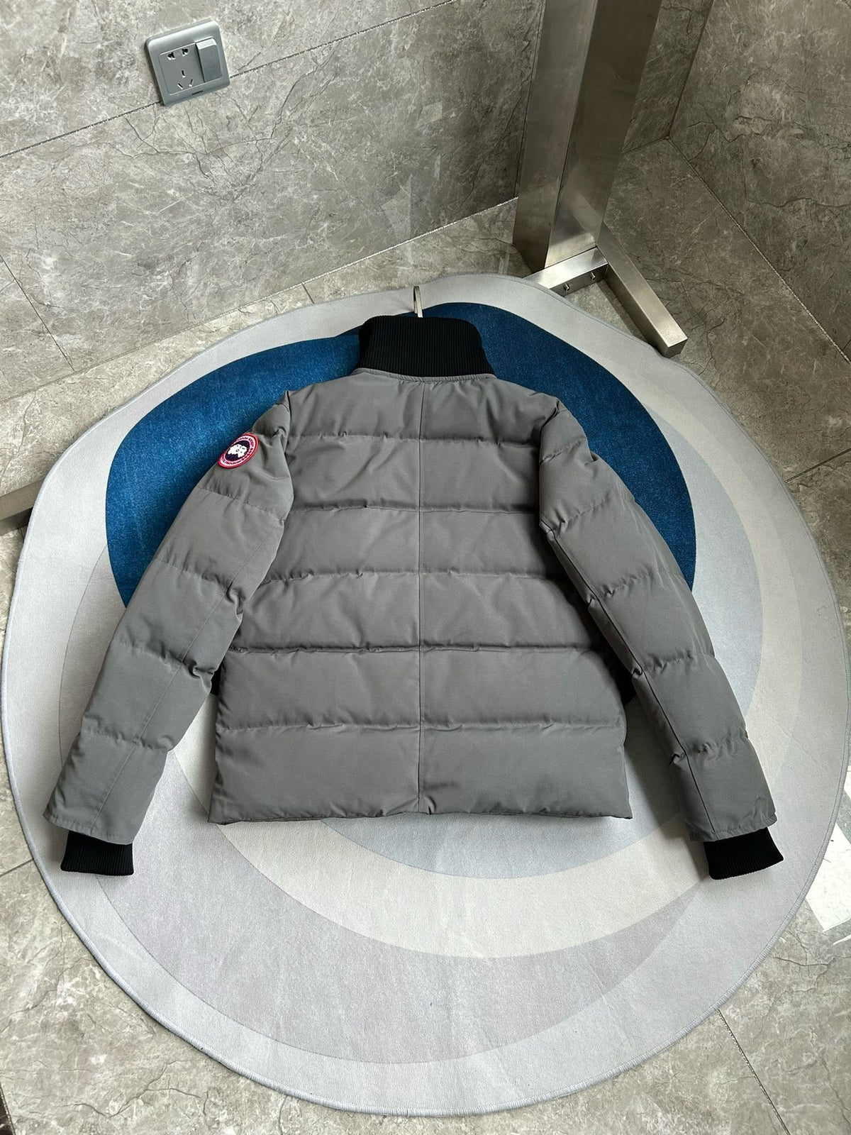Schwarz-weiße Steppjacke für Herren