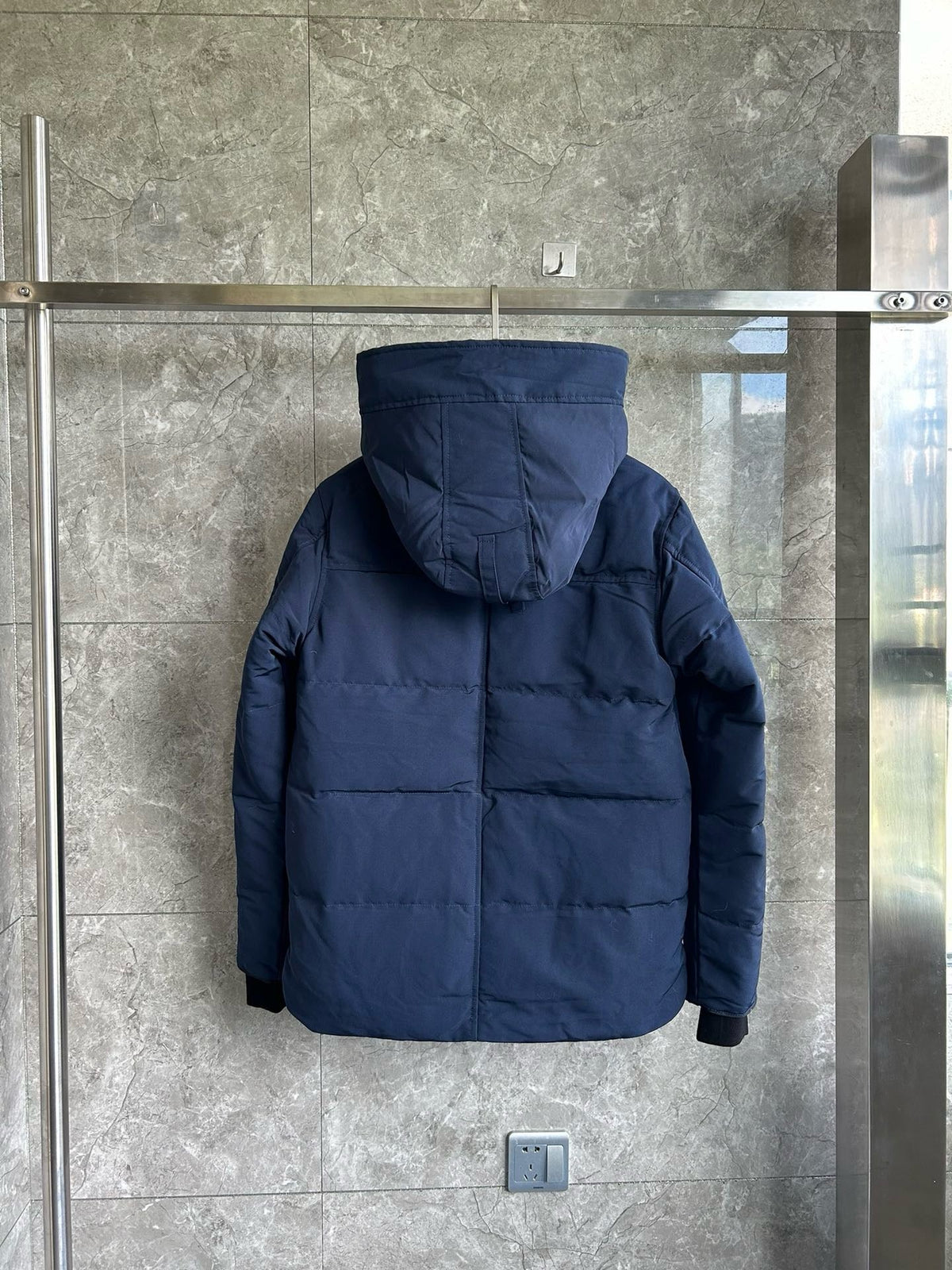 Schwarz-weiße Steppjacke für Herren
