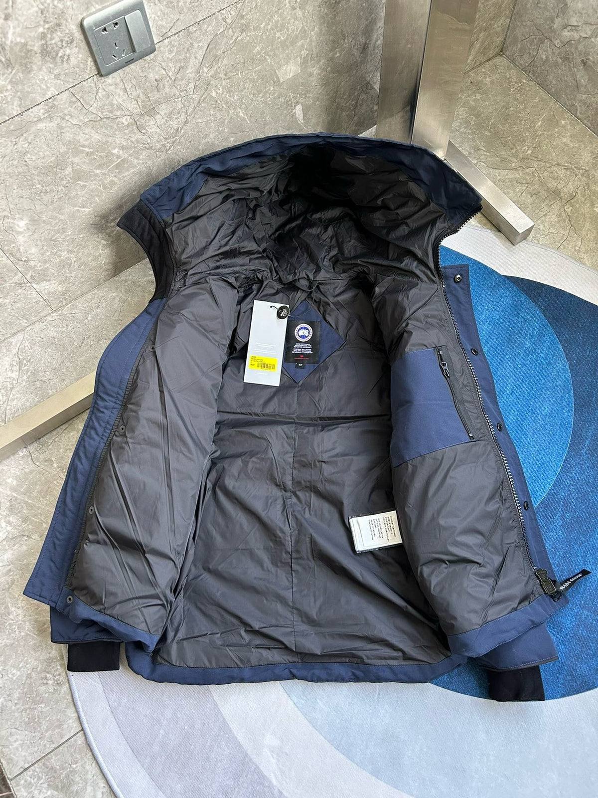 Schwarz-weiße Steppjacke für Herren