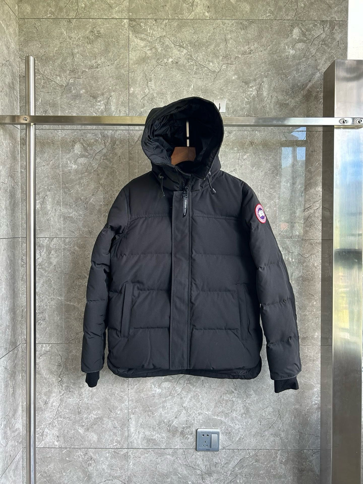 Schwarz-weiße Steppjacke für Herren