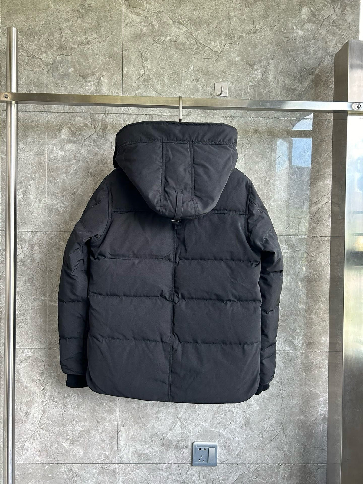 Schwarz-weiße Steppjacke für Herren