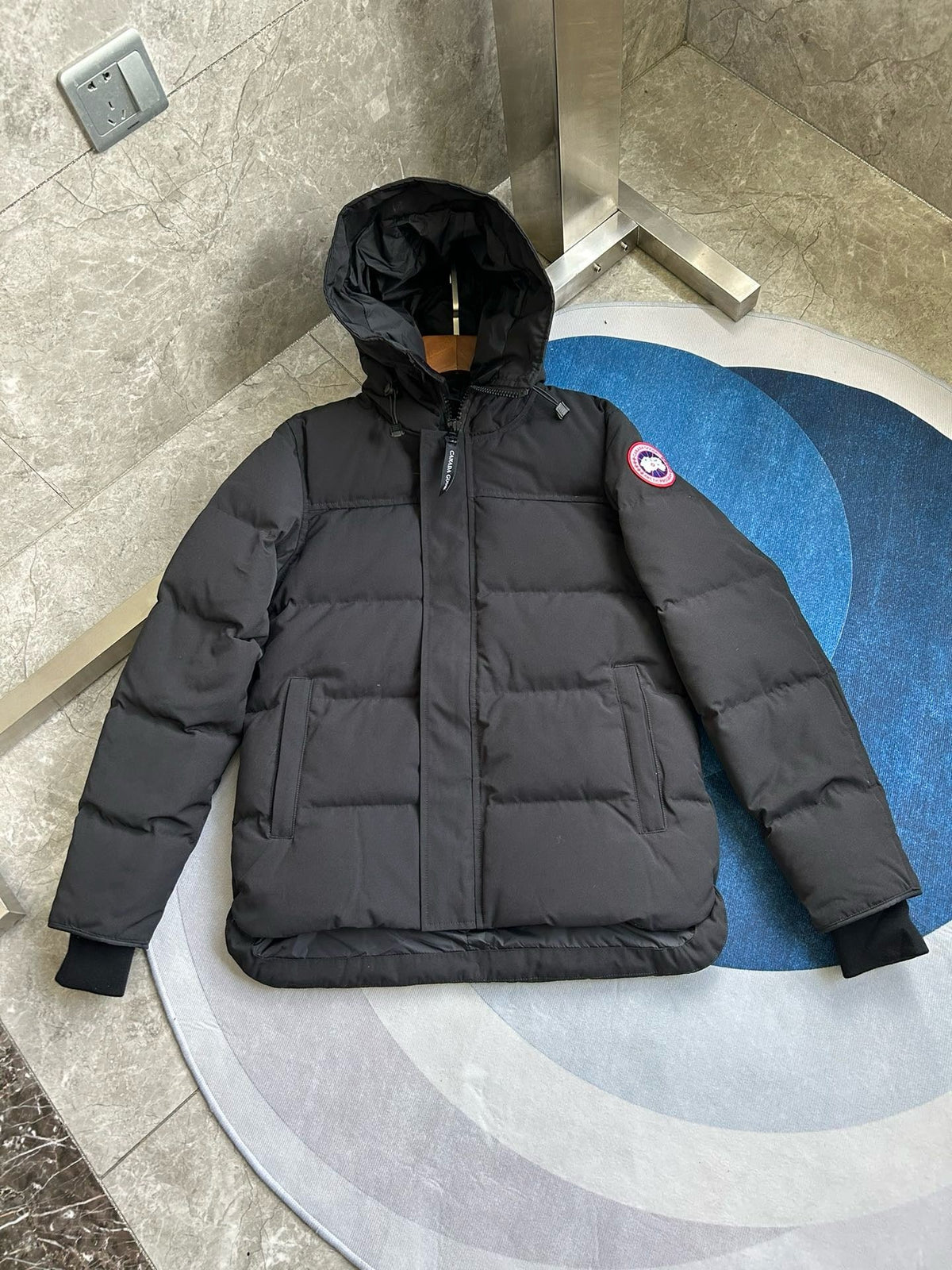 Schwarz-weiße Steppjacke für Herren
