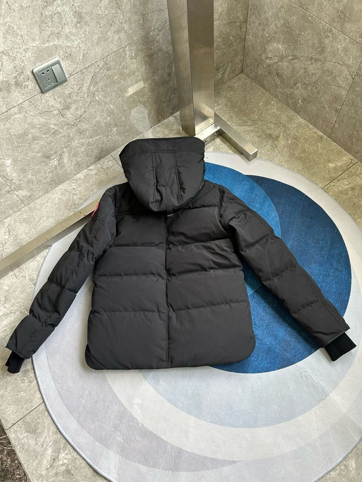 Schwarz-weiße Steppjacke für Herren