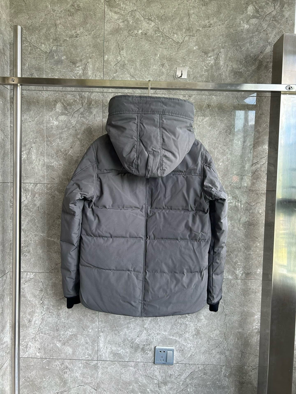 Schwarz-weiße Steppjacke für Herren