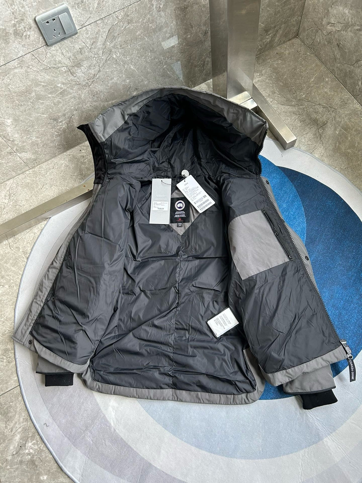Schwarz-weiße Steppjacke für Herren