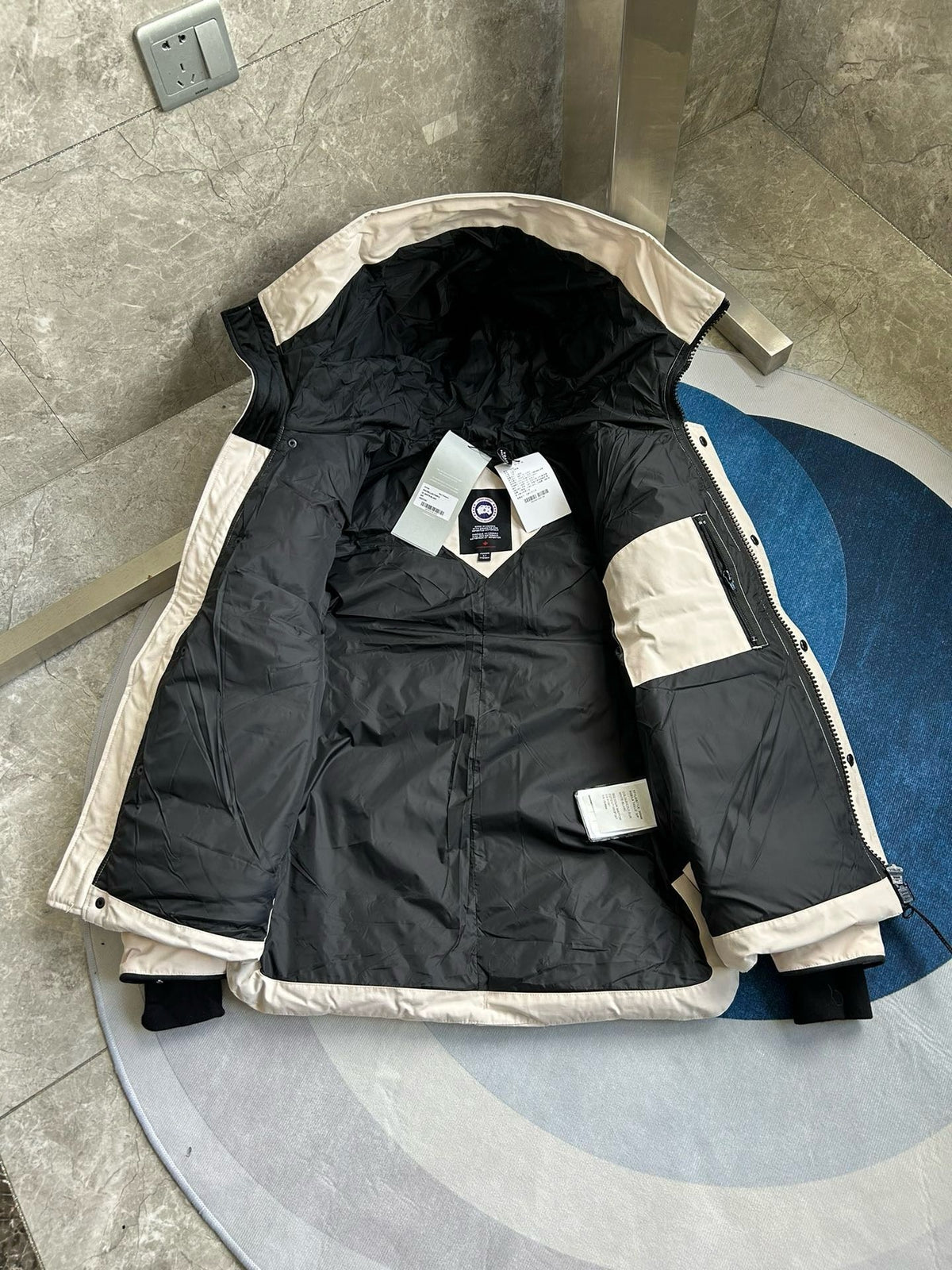 Schwarz-weiße Steppjacke für Herren
