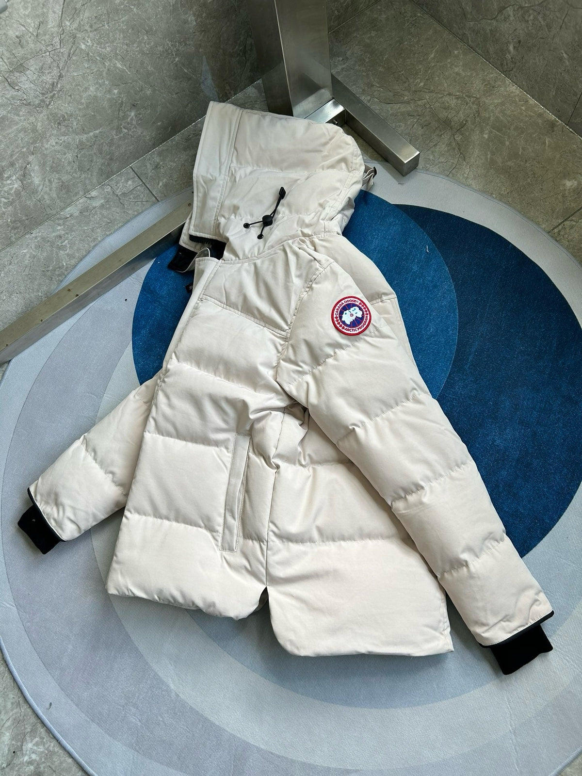 Schwarz-weiße Steppjacke für Herren