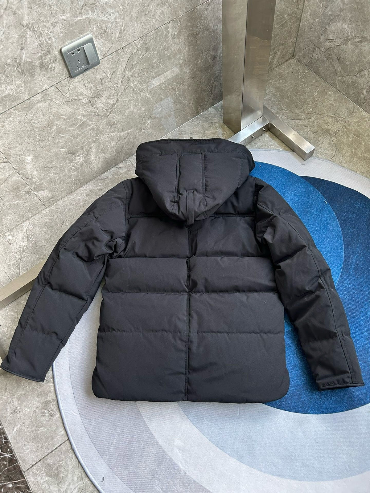Schwarz-weiße Steppjacke für Herren