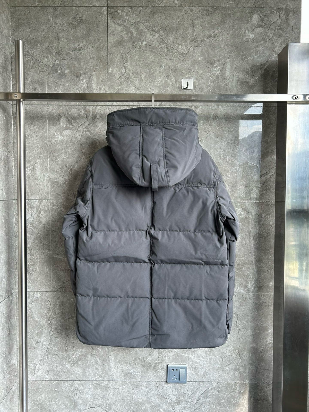Schwarz-weiße Steppjacke für Herren